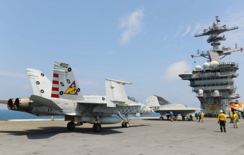 Беспилотник X-47B и истребитель F/A-18 Беспилотник X-47B и истребитель F/A-18