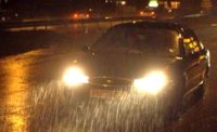 Свет от фар автомобиля Свет от фар автомобиля
