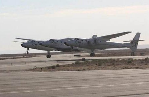 ������� WhiteKnightTwo � ������� SpaceShipTwo