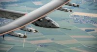 Самолет Solar Impulse 2 в полете Самолет Solar Impulse 2 в полете