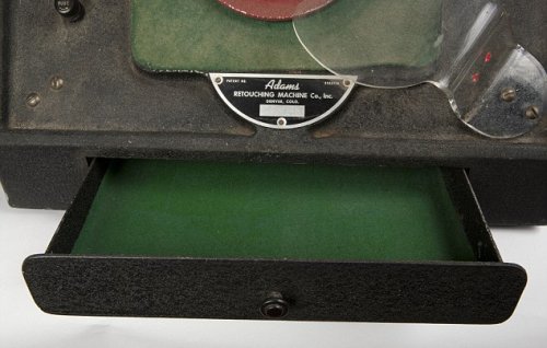 Устройство Adam's Retouching Machine #4 Устройство Adam's Retouching Machine #4