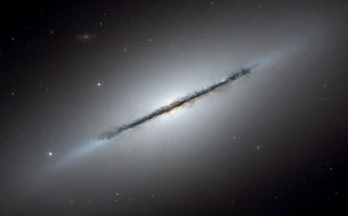 Галактика NGC 5866 типа S0 Галактика NGC 5866 типа S0