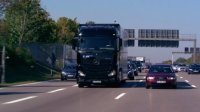 Грузовик-робот на дороге Грузовик-робот на дороге