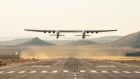 Самолет Stratolaunch на взлете Самолет Stratolaunch на взлете