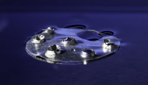 Сверхгидрофобное покрытие делает металл "непотопляемой субстанцией"