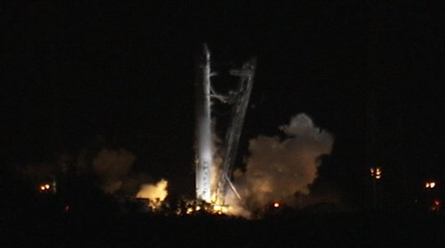 Ракета-носитель Falcon 9 на стартовой площадке